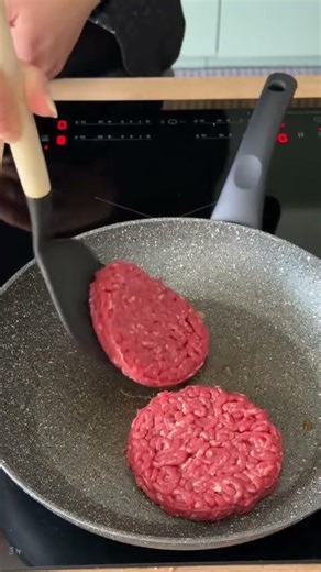 Smash burger ultra gourmand et fondant à la Fourme d’Ambert AOP ! 💙
