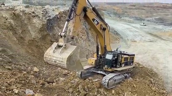 Caterpillar 390D Excavator Loading Trucks - Pyramis Ate | Excavator drivers - sailors