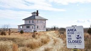 Bidders for Newbury's iconic 'Pink House' have 2 chances to inspect property before auction
