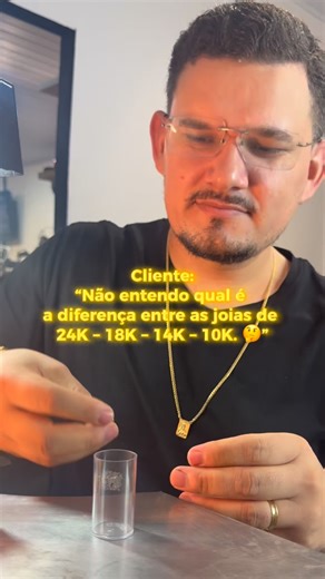 Você sabe o que significa 24k, 18k, 14k ou 10k? É simples. O número mostra quanto de ouro puro existe dentro da joia. A conta sempre é feita em 24 partes. Pensa assim: O total é sempre 24 pedaços. 24k 24 de 24 partes são ouro. Ou seja: 100% ouro puro. 18k 18 de 24 partes são ouro. 6 de 24 partes são outros metais (liga). Isso significa: 75% ouro e 25% liga. 14k 14 de 24 partes são ouro. 10 de 24 partes são liga. Ou seja: 58% ouro e 42% liga. 10k 10 de 24 partes são ouro. 14 de 24 partes são liga