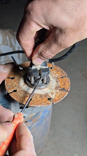 20K views | Before you start working ⚙️ Learn the right way to open the cutting disc — safely and professionally ‍♂️ #CuttingDisc #ToolTips #MustafaRoum #ConstructionPro #SafetyFirst | Mustafa roum | Facebook