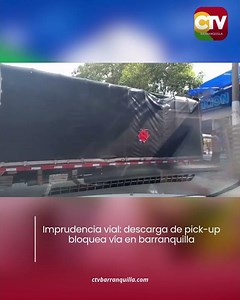 Road safety incident: Pick-up truck unloading blocks road in Barranquilla