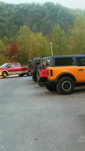 🍂 October is hands down the most beautiful time of year here at Devil's Backbone Adventure Resort and Tipple Tavern! The mountains are glowing with color, the air is crisp, and the views are absolutely unbeatable. 😍 Today the Jeeps and Broncos with The Feud All-Terrain Rally were out enjoying the trails and gearing up for their big Halloween Party tomorrow night at 7PM — but first, they stopped by Tipple Tavern for a bite to eat and some ice-cold drinks! 🚙🎃 There’s no better place to soak in