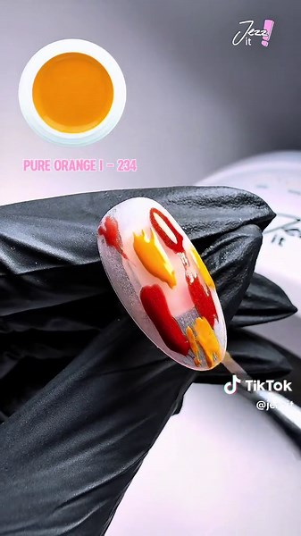 🔥 Bold Zebra Flame Nails 🔥 Dieses Design kombiniert leuchtende Orange-Töne mit einem tiefen, strukturierten Zebra-Muster on top. Zuerst werden die Farben schichtweise aufgebaut und ausgehärtet. Anschließend versiegeln wir mit Ultra Gloss Finish, bevor die Painting Tube Black ins Spiel kommt. Die ersten Zebra-Lines werden gemalt, ausgehärtet, danach kommt das Chrom-Puder für den Glow-Effekt. Anschließend versiegeln wir erneut und setzen on top weitere Zebra-Strukturen. Bevor die letzte Runde au