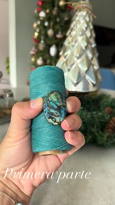 En esta primera parte comienzo envolviendo el abalone con hilo azul. Mientras voy ajustando cada nudo, la piedra empieza a sentirse como si estuviera “abrazada”, segura, lista para transformarse. Este proceso siempre me recuerda por qué amo el macramé: es lento, es terapéutico, y cada movimiento tiene intención. Y lo mejor viene después. Si no te quieres perder la segunda parte 🤎 donde hago sus patitas, los detalles finales y todo lo que le da esa personalidad tan linda ✨ mantente pendiente. Es