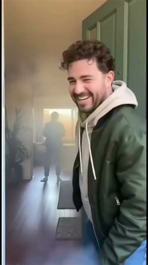 Funny Door Prank with Surprise Smoke Bomb