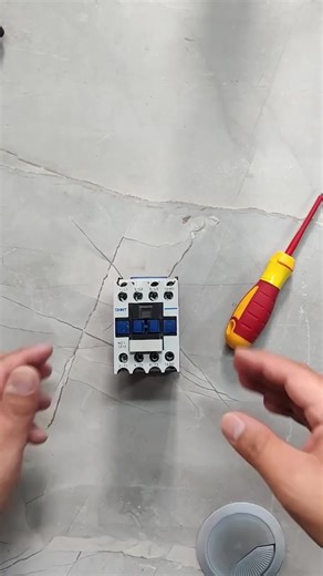 ¿Te has preguntado cómo funciona realmente un contactor? Cuando aplicas tensión a su bobina, se genera un campo magnético que atrae el núcleo móvil. Eso hace que los contactos se cierren y la corriente fluya hacia la carga, como un motor o una lámpara. Cuando cortas la señal, el campo desaparece, los contactos se abren y el circuito se interrumpe. Así de simple, así de útil. Y por eso lo usamos tanto en control industrial. ¿Ya te tocó revisar o reemplazar uno en campo? 👇 | Suiler Altamirano - C