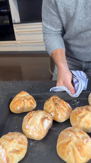Christian Henze on Instagram: "Diese Blitz-Brötchen🔥 sind außen knusprig, innen herrlich fluffig – Sterne-Niveau, aber ohne Drama. ⭐️ Nur 5 Zutaten🙏🙏🙏 Backen, genießen, Reste einfrieren & wieder aufbacken – schmeckt wie frisch. Warnung: Danach wollt ihr keine anderen Brötchen mehr. 😏 Frühstücksbrötchen ohne Kneten 8 Stück: 425 ml kaltes Wasser 8 g frische Hefe 14 g Salz 1 TL Honig 600 g Weizenmehl Type 550 1. Hefe, Salz, Honig im Wasser auflösen. Mehl mit einem Löffel unterrühren, bis das M