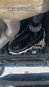 Como Funciona a Redução no Sistema de Transmissão? ⚙️🔩 A redução é um princípio essencial na transmissão de força dos veículos, permitindo maior torque nas rodas sem comprometer a rotação do motor. Ela ocorre através de engrenagens que alteram a relação entre a velocidade de rotação do motor e a velocidade final das rodas. 🔹 Princípio da Redução: A engrenagem motriz (menor) transfere movimento para uma engrenagem movida (maior). Isso reduz a velocidade, mas aumenta a força aplicada. 🔹 Onde oc