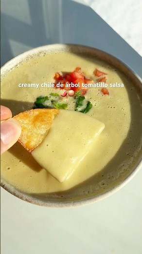 Creamy chile de árbol tomatillo salsa recipe 🌶️🧅🌿 recipe in caption ￼