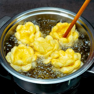 3.6M views · 39K reactions | O reteta celebra care vinde 1000 de bucati pe zi intr-un restaurant din Turcia Ingrediente: făină: 450 g praf de copt: 7 g ouă: 1 buc sare: 2 g unt topit: 50 g lapte: 150 ml apă: 30 ml zahăr: 150 g apă: 150 ml suc de lămâie: 30 ml fulgi de cocos: 5 g | Savuros.TV | Facebook