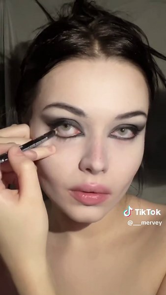 Dove Cameron Makeup Tutorial: Beauty Tips and Tricks for a Stunning Look