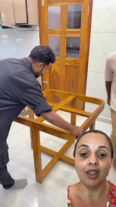 Esse jogo de mesa com cadeiras embutidas é perfeito pra quem mora em apartamento ou espaço pequeno. As cadeiras se encaixam dentro da mesa e viram um único móvel, prático e funcional. Menos bagunça, mais espaço e muito estilo. 👉 Você teria um desses na sua casa? #patiydicas #DecoraçãoInteligente #ApartamentoPequeno #MóveisFuncionais | Achadinhos da Paty
