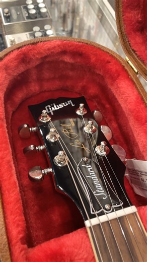 Gibson bottled up that late-’60s bite and wrapped it in an Unburst finish. 💥 Check out this Gibson Les Paul Standard '60s Figured Top Electric Guitar in an Unburst finish. A non-weight-relieved mahogany body paired with a carved AA figured maple cap delivers that classic Les Paul midrange punch, plus the snap and clarity that keeps riffs from getting mushy. The SlimTaper mahogany neck and bound rosewood board make fast chord changes, big bends, and long sessions feel effortless instead of like 
