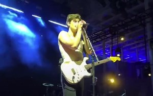 Shawn Mendes performing his new song "When You're Gone" LIVE at the SXSW. @shwauau via twitter | Mendes Updates