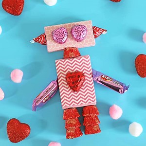 This is the cutest Valentine's Day craft to do with the kids. Perfect class party activity! https://www.thecraftpatchblog.com/valentinesdaycrafts/ | The Craft Patch