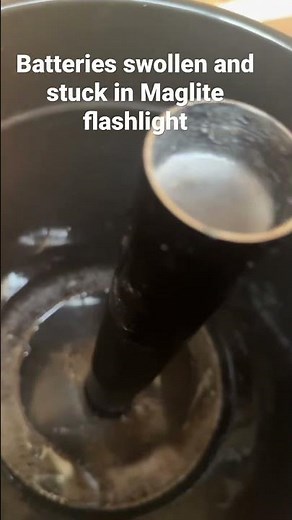 Can vinegar and baking soda remove stuck batteries in a Maglite?