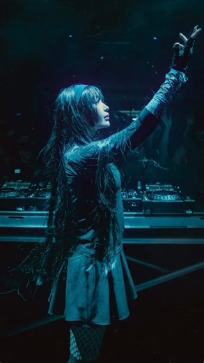 Marie Vaunt on Instagram: "My hair never misses a drop 🧛🏻‍♀️🖤✨ Back on the road later this month to drop more acid techno 🇺🇸 Next stop in January: January 24th Wish Lounge - Atlanta January 30 @blackbox_charlotte - Charlotte #acid #rave #techno #kurairecords"