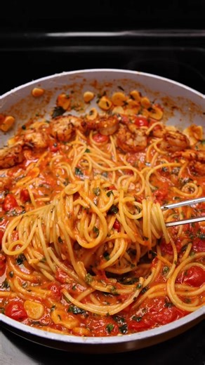 Fresh Tomato PastaFresh, simple, and full of flavor. This fresh tomato, garlic, and butter shrimp pasta, ready in just 20 minutes, tastes like you've been slaving away in the kitchen for hours... but it's actually effortless. The tomatoes meld into a rich sauce, finished with a sprinkle of lemon, herbs, and Parmesan cheese-absolutely delicious. Refreshing, rich, and aromatic, it's utterly addictive. Save this for your quick dinner inspiration—you'll thank me for it.