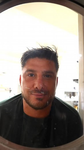 Deux visions Deux talents Un même désir d’excellence 👨🏻‍🍳Extension du Chef : la maîtrise, la précision, la signature culinaire. Cela fait un an et demi que Florant accompagne le Chef, apprenant à ses côtés, absorbant ses codes, sa rigueur et son sens du détail. Aujourd’hui, il parvient à le seconder avec justesse, efficacité et intelligence culinaire. Ensemble, ils façonnent une cuisine qui raconte une histoire : celle de deux talents qui se complètent, de deux regards tournés vers la même ex