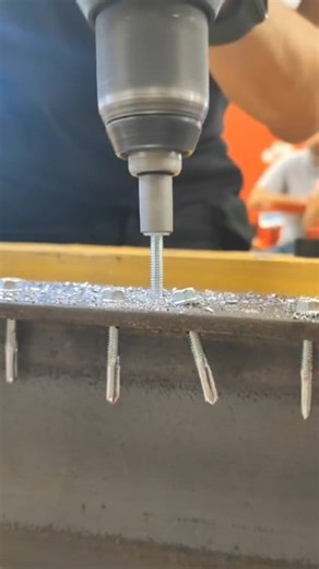 Des vis auto perceuses qui combinent le perçage, le taraudage et le serrage en une seule opération 64 86 84 17 #intallation #ouvrier #mécanique #visautoperceuse #technicien | Brix Brico