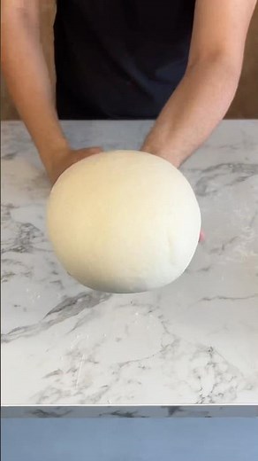 This is how you make the perfect pizza at home!