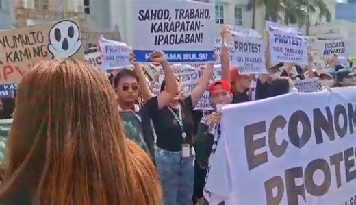 WATCH: Over 800 protesters gathered in front of the Bulacan Capitol on Sunday, Sept. 21, to denounce widespread corruption in government-funded flood control projects. Holding placards and chanting slogans, they demanded justice and reform. Demonstrators also called for transparency, accountability, and the proper use of public funds, highlighting how mismanagement and graft have affected local communities. | via Carmela Reyes-Estrope, Philippine Daily Inquirer · Watch our special coverage here: