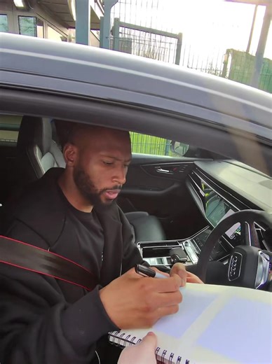 Beto Signs Autographs for Everton Fans