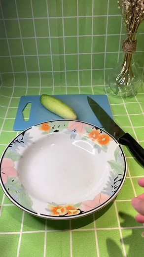 Asah 🔪pake piring beling& cekung. Asah satu sisi 100x &sisi seblknya100x di jamin tajem. Cba test ke kertas #fyp #xyzbca #tiktok #samasamadirumah