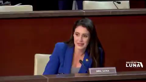 🚨 Rep. Anna Paulina Luna says, "The FDA deploys armed agents to raid Amish dairy farms, yet permits Chinese products containing toxic carcinogens to stock pharmacy shelves.The FDA has failed America."Do you firmly support Anna on this?A. Huge YesB. NoIF Yes, Give me a THUMBS-UP👍!!MAKE THIS GO VIRAL ON 𝕏. LET’S GO 👏