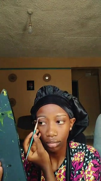 Guuurl please don't use foundation that doesn't match your shade like me 🫵🏿😂na pia isiwe nyingi kama yangu 😔 . Ju ikibako shauri zako😭😂.Tutorial sasa nitafanya na the right foundation I sweyaaaa 🙏🏿😭 Eyeshadow palette@Glamour Queen(GQ)🫶🏿 #kenyantiktok🇰🇪 #fyp #livinginkenya🙂 #lifestyle #30daychallenge