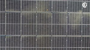 🌱 DURABILITÉ | L’ESSEC Business School transforme ses toits en une centrale photovoltaïque à la pointe de l’innovation durable ! Que se passe-t-il sur les hauteurs du campus de Cergy ? En partenariat avec la coopérative locale O’ Watt Citoyen, 770 panneaux solaires (340 kW) couvrant environ 12 % de la consommation électrique du campus ont été installés sur les toits de l’ESSEC. Ce projet emblématique reflète l’engagement de l’école en faveur d’une transition écologique et sociale ambitieuse. 🎥