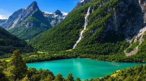 Ein Wasserfall in Norwegens Felswand