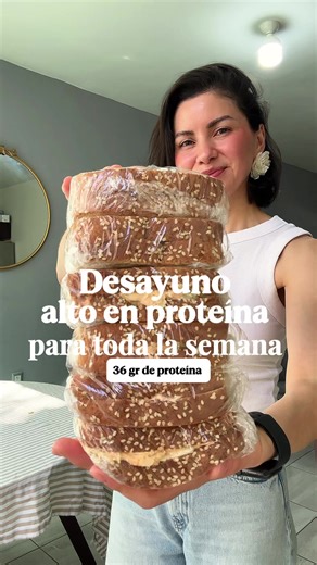 Prepara los desayunos de toda la semana con estos sándwiches de pollo al chipotle, altos en proteína 🥪 El pollo se dora con Canoil @Aceite Canoil porque no tiene olor, no deja aromas y no interfiere con el sabor, así el pollo conserva su sabor y jugosidad. 🛒 Ingredientes (7 sándwiches) \t•\t600 g de pechuga de pollo cruda \t•\t500 g de yogur griego natural sin azúcar \t•\t10 g de mayonesa \t•\t25 g de chipotle molido \t•\t80 g de zanahoria rallada \t•\t50 g de apio picado \t•\t175 g de queso p