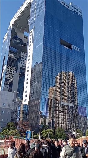 ビルの中にビル‼️ 都会の錯覚アート。