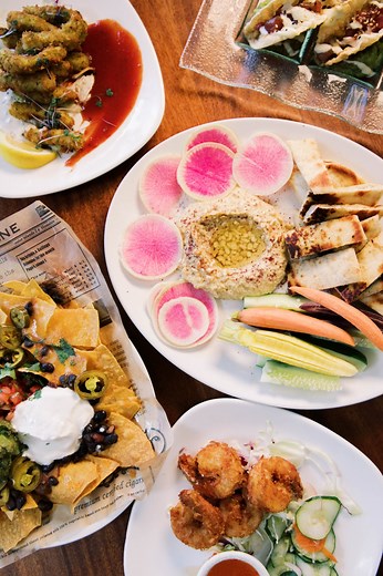 Kick back, relax, and savor your favorite bites at the Barefoot Bar! 🌺🍹 No meal at Duke’s Waikiki is complete without a Hula Pie, so don’t forget to save room! 🍰✨ Join us at the Barefoot Bar today! 🌊 Walk-ins only—no reservations needed 🕚 Open daily from 11 AM to close 📸 @natashalindsayy | Duke's Waikiki
