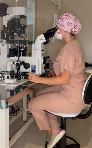 卵母细胞内单精子注射（Intracytoplasmic Sperm Injection，简称 ICSI），即俗称的“第二代试管婴儿”技术。与第一代试管婴儿（IVF）让精子与卵子“自由恋爱”受精不同，第二代技术更像是“包办婚姻”，由胚胎学专家在显微镜下挑选出一颗形态良好、活力强的精子，通过极细的注射针直接注入卵母细胞的胞浆内，从而辅助受精。
