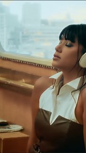 سيلاوي - الفي Siilawy - Elfy كلمات الاغنية : ‎حلوة وصغيرة و منها القمر خجلان ‎جننت ديرة ومين ما شافا كسبان ‎حلوة وصغيرة و منها القمر خجلان ‎جننت ديرة وسرقت جمال الشام ‎ولو ما حضنك الدافي ‎تاه الملك عكتافي ‎نامي بحضني لا تخافي يا الفي والكون ‎ولو ما حضنك الدافي ‎تاه الملك عكتافي ‎نامي بحضني لا تخافي يا الفي والكون ‎و لو كان قبر و تابوت ‎جنبك جبل تا موت ‎بحكيها عالي الصوت ‎و يا الفي والكون ‎هاي البنت بنتي ربيتا ع ايدي ‎هاي البعد بعدي بس الها حنيتي ‎متل السما والغيم ‎رسم الجفن والعين ‎دونا انا لك و