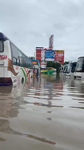 Central Bus Terminal sa Naga City, Lubog pa rin sa Baha Hanggang ngayong hapon ng Miyerkules, Oktubre 23, nananatiling lubog sa baha ang Central Bus Terminal ng Naga City dulot ng malakas na pag-ulan na dala ng Bagyong #KristinePH. Ilang mga pasahero ang na stranded sa terminal at nanatili sa loob ng bus, kabilang na si Judy Ann Uno na nag-upload ng video tungkol sa kanilang sitwasyon. Ayon kay Uno, sila ay galing ng Maynila at pauwi sana sa Guinobatan, Albay nang sila'y inabutan ng bagyo. Maram