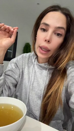 Ce soir, je me suis préparée une vraie tisane antistress, 100 % naturelle et super efficace contre l’anxiété. Dedans, j’ai mis 1cc de passiflore de mélisse, et juste une demi-cuillère d’ortie. 👉 La passiflore, c’est l’arme absolue contre les angoisses. Elle calme le système nerveux, stoppe les pensées qui tournent en boucle et permet un sommeil profond et réparateur. 👉 La mélisse, elle, détend instantanément le mental, apaise les palpitations, relâche le ventre et fait retomber la tension nerv