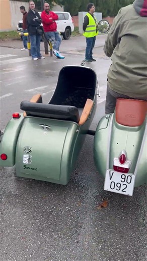 🛵 La Vespa 150 con sidecar, un clásico que nunca pasa de moda ✨