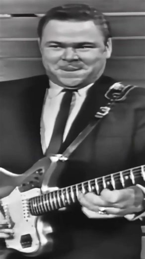 When a guitarist finds the perfect guitar #guitarlove #vintage #shorts