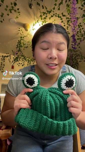Crochet Frog Hat Pattern - Handmade Yarn Accessories