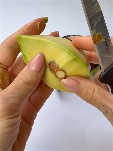 Apprendre à peler un avocat #fruit #avocat #tiktokfrance #pourtoi #pourtoiii