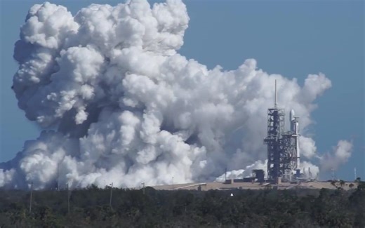 27台引擎并联的重型猎鹰静态点火试车