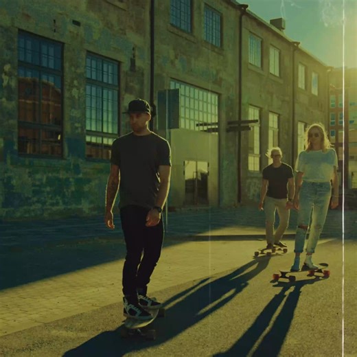 inFlux - Luís Eduardo Magalhães on Instagram: "Um novo capítulo está começando por aqui. Velocidade, leveza e liberdade agora também aparecem no nosso visual, mas já faziam parte de tudo o que vivemos com nossos alunos em sala de aula, dentro e fora do Brasil. A inFlux evoluiu para continuar ao lado de quem aprende com a gente, alcançando sonhos com o domínio de um novo idioma. Obrigado por dividir esse momento com a gente. Nossa nova fase está só começando e você é bem-vindo(a) para viver mais