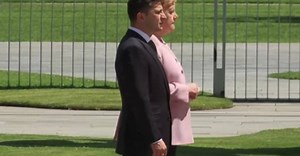 Vídeo mostra Angela Merkel com tremores no corpo em cerimônia em Berlim