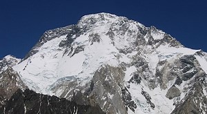 Polish woman skis down Broad Peak in Himalayas