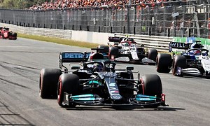 Hamilton loses power in FP2 and has to stop practice