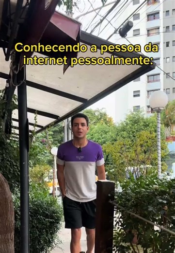 Conhecendo Pessoas da Internet: Uma Comédia Interativa